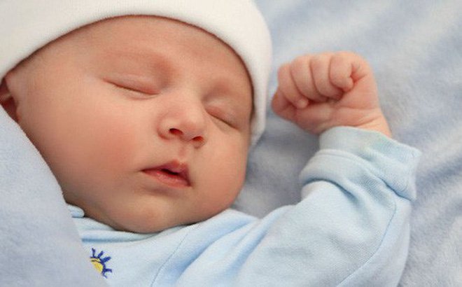 Lý do trẻ sơ sinh ngủ hay rướn người, giật mình, không sâu giấc | Vinmec