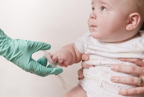 Cha mẹ cần đưa trẻ đi tiêm phòng vắc xin để ngăn ngừa nguy cơ mắc bệnh quai bị ở trẻ