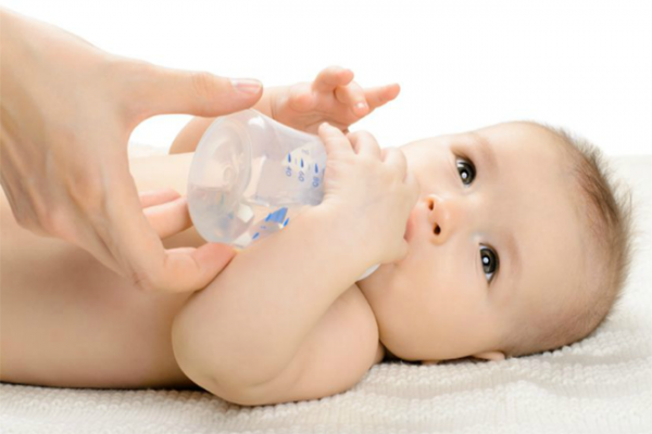 trẻ sơ sinh không cần uống nước mỗi ngày