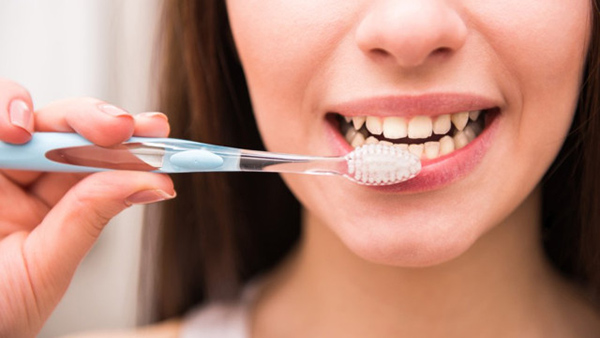 Đánh răng: Phụ nữ sau sinh có nên kiêng hay không?