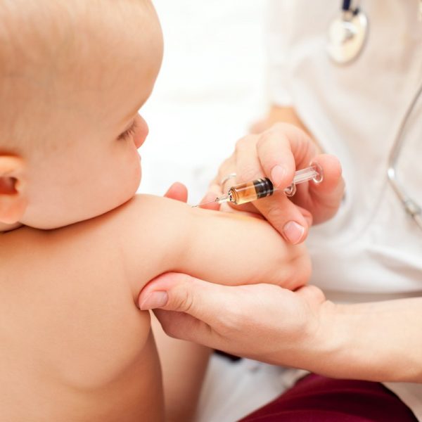 trẻ có thể bị nổi hạch ở nách trái sau khi tiêm ngừa vắc-xin phòng bệnh lao