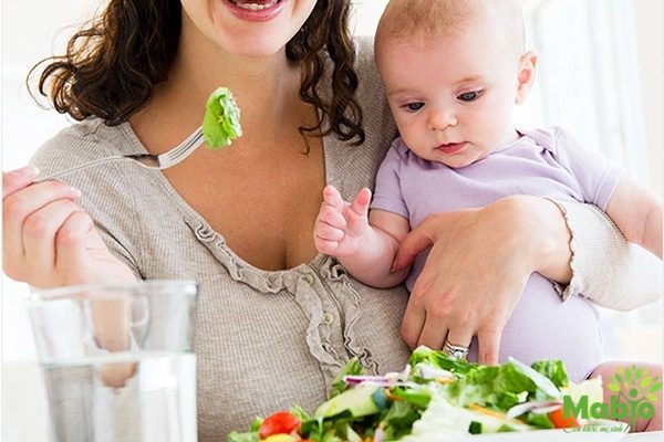 Chế độ ăn uống của mẹ ảnh hưởng tới việc trẻ sơ sinh bị đi tướt