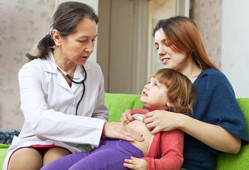 Khi nghi ngờ trẻ có các triệu chứng đau ruột thừa, cha mẹ cần đưa trẻ tới bệnh viện để được cấp cứu ngay lập tức. 
