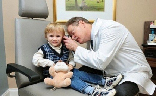 Để phòng bệnh viêm tai giữa trẻ em, phụ huynh cần tránh để trẻ tiếp xúc với các yếu tố nguy cơ gây bệnh