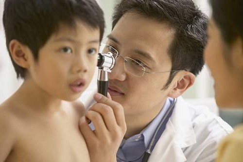Có hai nguyên nhân phổ biến gây viêm tai giữa trẻ em do vi rút và vi khuẩn