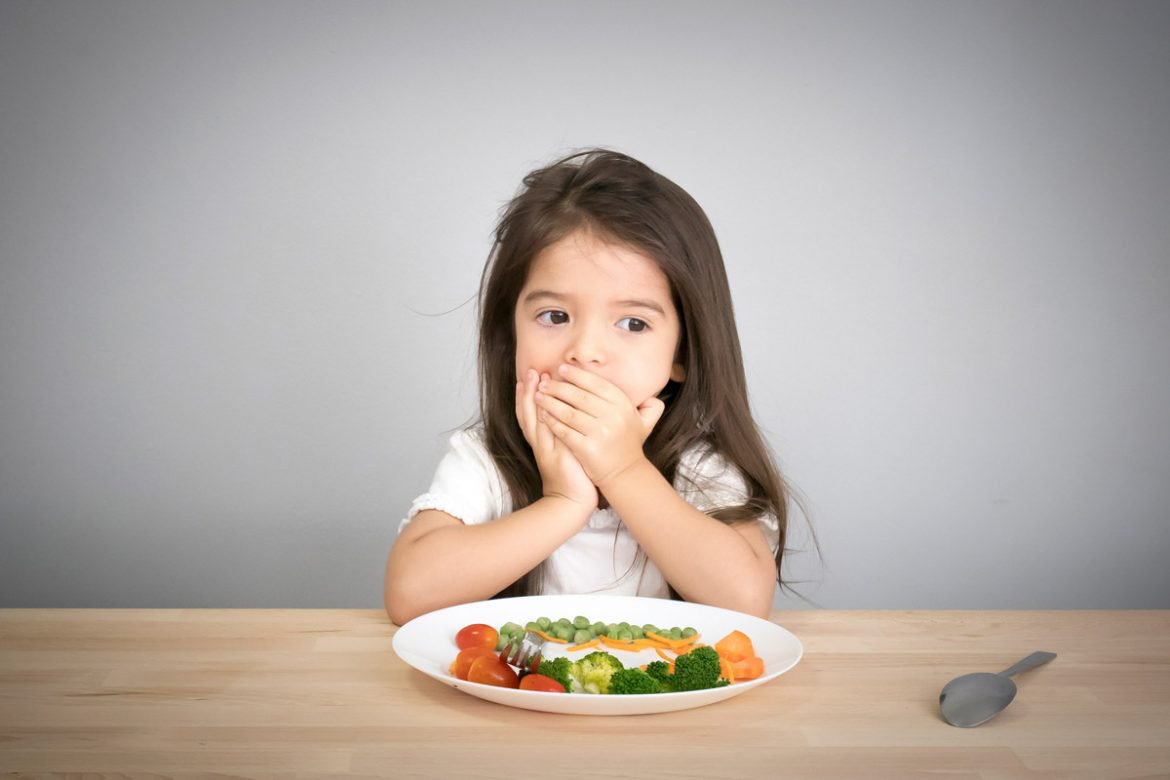 Mẹ nên làm gì khi trẻ biếng ăn? | Vinmec