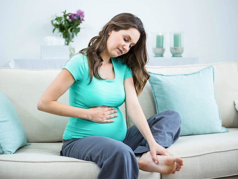 Có nhiều nguyên nhân dẫn đến bà bầu bị tê chân khi mang thai