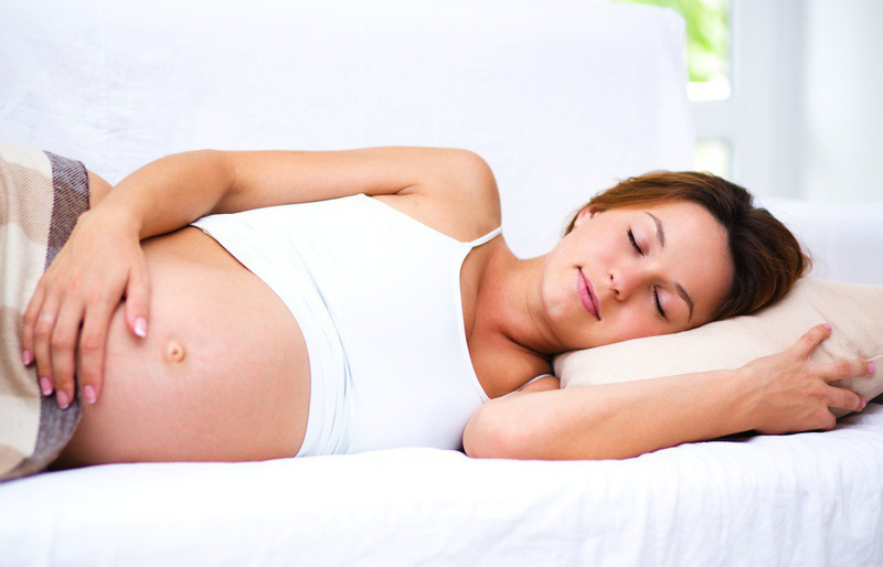 Nằm nghiêng người bên trái giúp giảm đau nhức vùng chậu khi mang thai