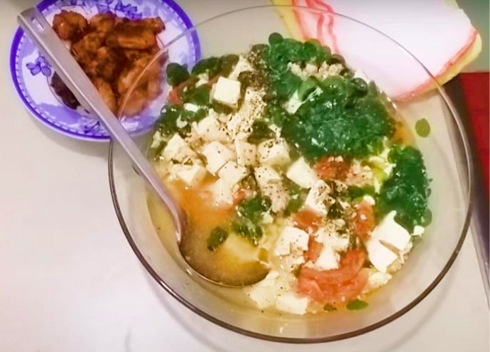 Cách nấu canh rau chùm ngây với thịt băm, trứng, cà chua và đậu phụ non