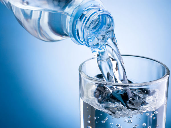 Uống nhiều nước và các chất lỏng giúp làm loãng chất nhầy trong mũi và đờm ở cổ họng, khiến cơn ho giảm đi nhanh chóng. 