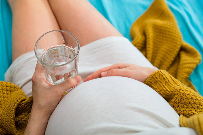 Đừng quên uống nước đầy đủ trong suốt giai đoạn mang thai để phòng ngừa những cơn đau không đáng có
