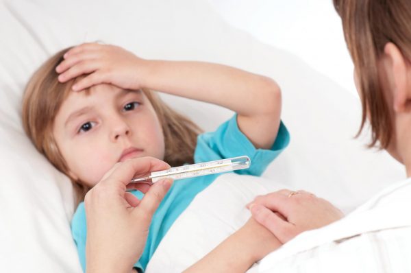 Trẻ bị sốt nên chườm ấm hay lạnh?