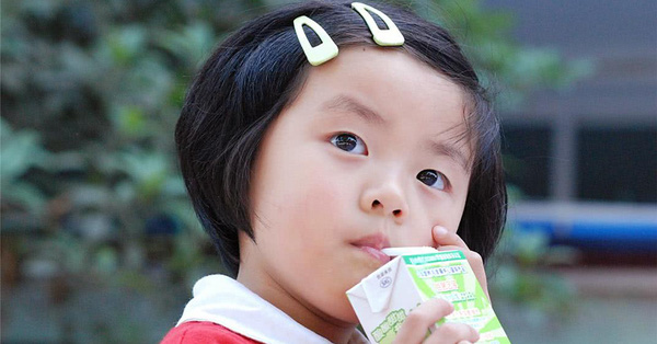 Dinh dưỡng cho bé – Trẻ em dưới 5 tuổi chỉ nên uống 4 loại đồ uống, có 2 loại tốt nhất là không nên đụng vào