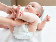 Trẻ sơ sinh bị đi ngoài: Nhìn "sản phẩm đầu ra" chẩn bệnh