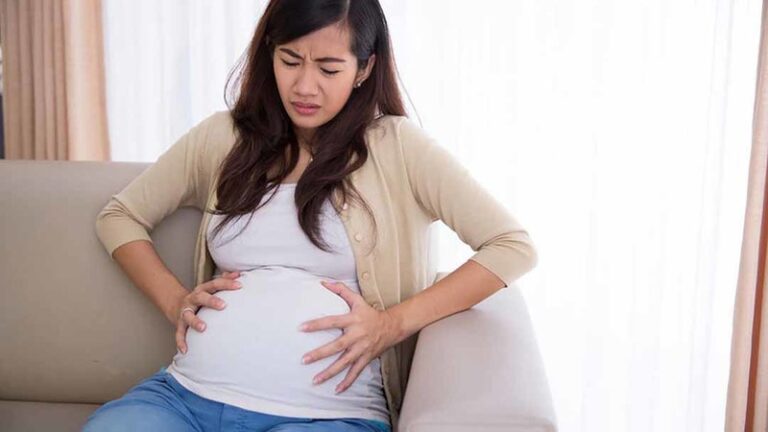 Bà bầu bị đau bụng trên có nguy hiểm không và nguyên nhân do đâu?