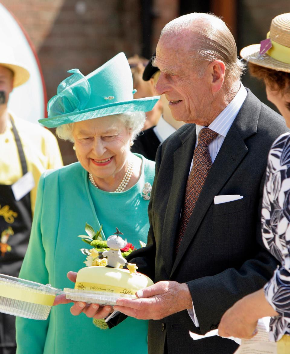 6 điều Meghan không được phép làm vào ngày sinh nhật, đặc biệt không ăn bánh gato trước Nữ hoàng Anh - Ảnh 2.