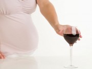 Nguy hiểm cho con nếu mẹ uống rượu khi mang thai