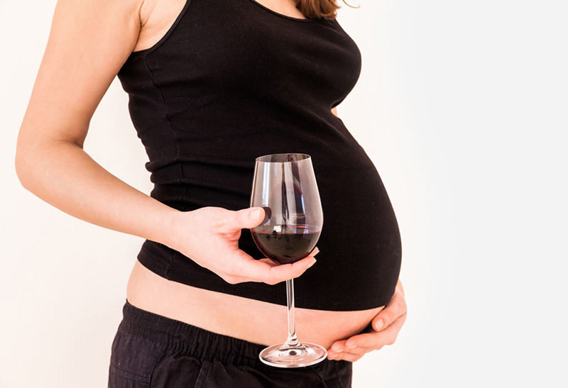 Mẹ bầu không được uống bia rượu trong quá trình mang thai