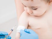 Có nên dán miếng hạ sốt vào chỗ tiêm phòng cho trẻ không?