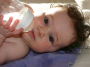 Dinh dưỡng cho bé: Uống nước thế nào là đủ?