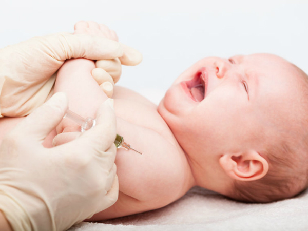 Trẻ tiêm phòng mũi 5 trong 1 bị sốt – Mẹ phải làm sao?