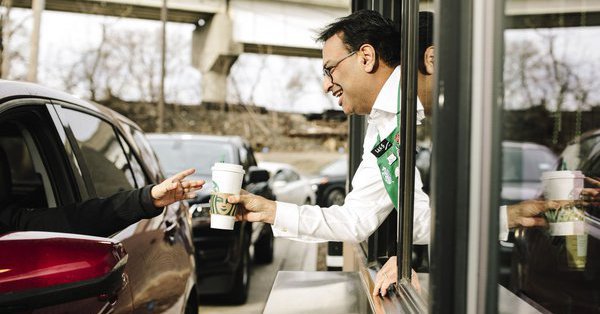 Cách làm đồ uống- CEO “có tâm” nhất lịch sử Starbucks: Vừa quản lý công ty vừa làm nhân viên phục vụ, pha chế đồ uống và cả thu ngân, giật mình vì thấy nhân viên vất vả quá